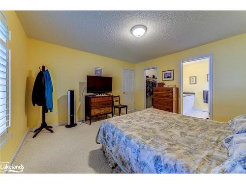 45 Pennsylvania Avenue, Wasaga Beach, ON - Indoor Photo Showing Bedroom