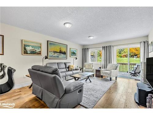 17-820 Jane Boulevard, Midland, ON - Indoor Photo Showing Living Room