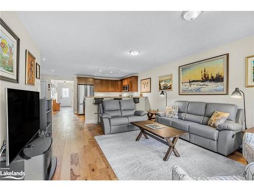 17-820 Jane Boulevard, Midland, ON - Indoor Photo Showing Living Room