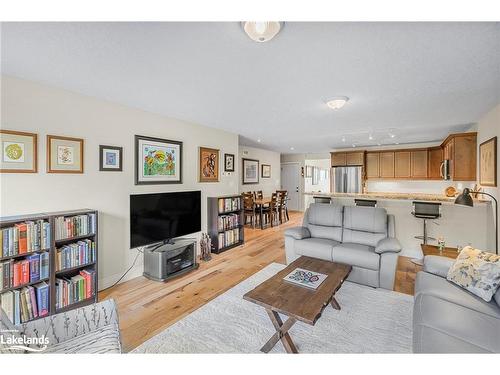 17-820 Jane Boulevard, Midland, ON - Indoor Photo Showing Living Room