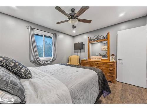 230 Christopher Street, Clearview, ON - Indoor Photo Showing Bedroom