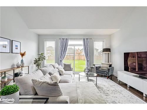 87 Mclean Avenue, Collingwood, ON - Indoor Photo Showing Living Room