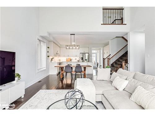 87 Mclean Avenue, Collingwood, ON - Indoor Photo Showing Living Room