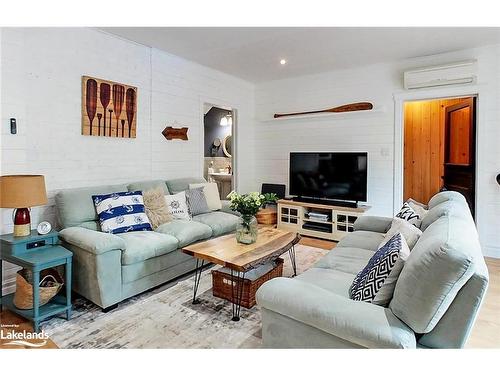 32 Nelson Street E, Meaford Municipality, ON - Indoor Photo Showing Living Room