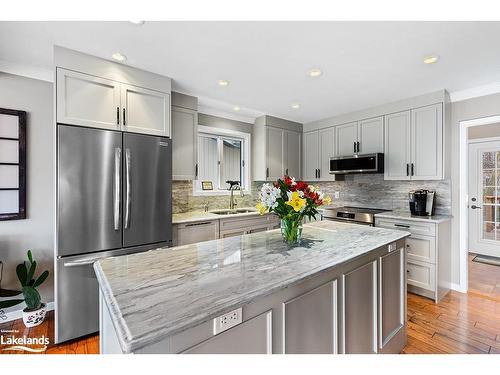 125 Pioneer Lane, The Blue Mountains, ON - Indoor Photo Showing Kitchen With Double Sink With Upgraded Kitchen