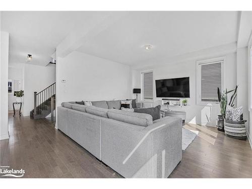 33 Autumn Drive, Wasaga Beach, ON - Indoor Photo Showing Living Room