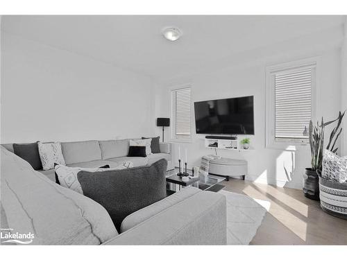 33 Autumn Drive, Wasaga Beach, ON - Indoor Photo Showing Living Room