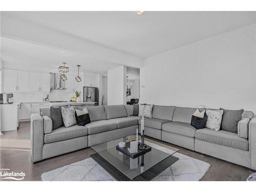 33 Autumn Drive, Wasaga Beach, ON - Indoor Photo Showing Living Room