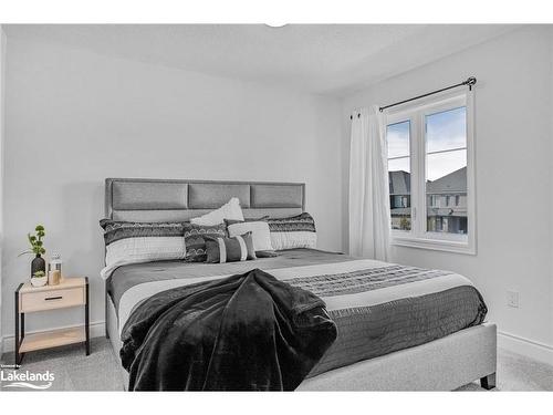 33 Autumn Drive, Wasaga Beach, ON - Indoor Photo Showing Bedroom