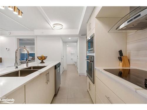 6415-6417-9 Harbour Street, Collingwood, ON - Indoor Photo Showing Kitchen With Double Sink With Upgraded Kitchen