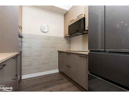 202-18 Beckwith Lane, The Blue Mountains, ON - Indoor Photo Showing Kitchen