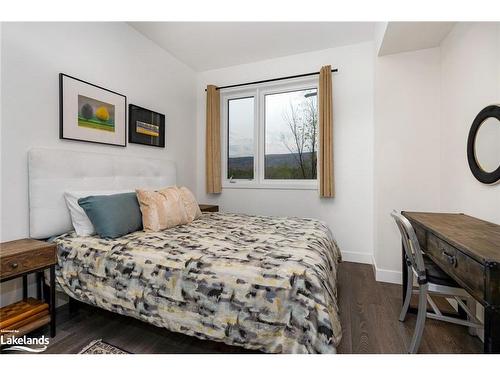 202-18 Beckwith Lane, The Blue Mountains, ON - Indoor Photo Showing Bedroom