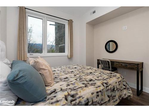 202-18 Beckwith Lane, The Blue Mountains, ON - Indoor Photo Showing Bedroom