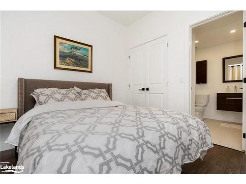 202-18 Beckwith Lane, The Blue Mountains, ON - Indoor Photo Showing Bedroom