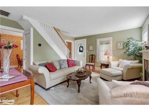 550 Wagner Street, Gravenhurst, ON - Indoor Photo Showing Living Room