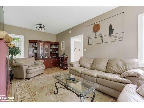 550 Wagner Street, Gravenhurst, ON - Indoor Photo Showing Living Room