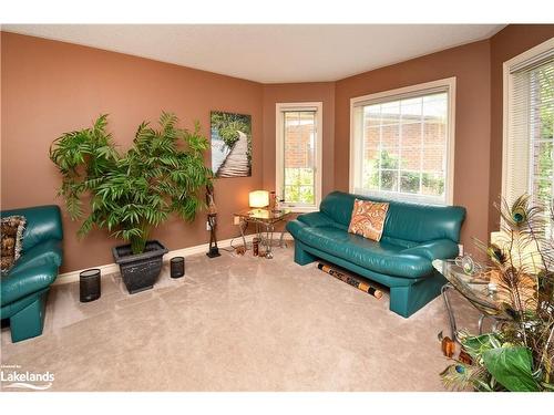 5 Mccutcheon Court, Barrie, ON - Indoor Photo Showing Living Room