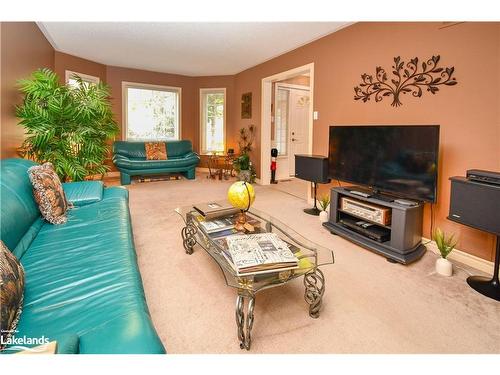 5 Mccutcheon Court, Barrie, ON - Indoor Photo Showing Living Room