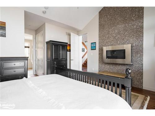 107 Maple Lane, The Blue Mountains, ON - Indoor Photo Showing Bedroom