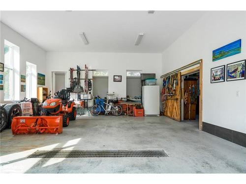 107 Maple Lane, The Blue Mountains, ON - Indoor Photo Showing Garage