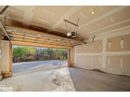 32-214 Blueski George Crescent, The Blue Mountains, ON - Indoor Photo Showing Garage