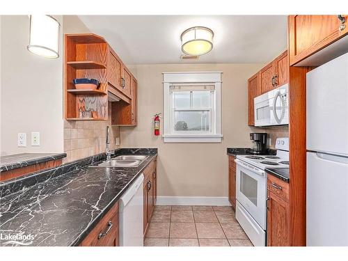 226-125 Fairway Court, The Blue Mountains, ON - Indoor Photo Showing Kitchen With Double Sink