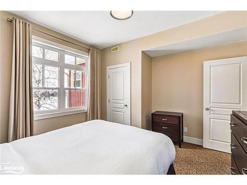 226-125 Fairway Court, The Blue Mountains, ON - Indoor Photo Showing Bedroom