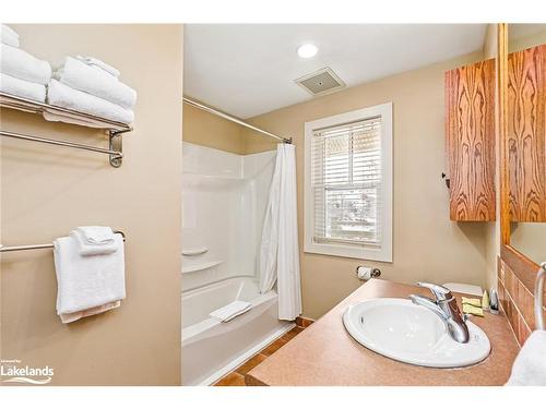 226-125 Fairway Court, The Blue Mountains, ON - Indoor Photo Showing Bathroom