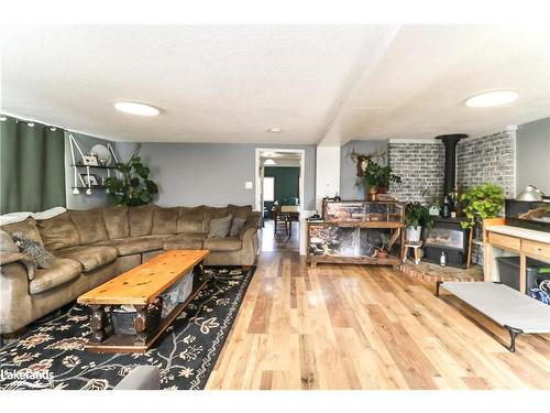 200 Sutherland Street N, Stayner, ON - Indoor Photo Showing Living Room