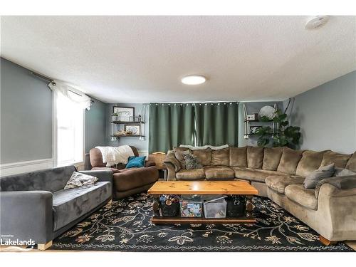 200 Sutherland Street N, Stayner, ON - Indoor Photo Showing Living Room