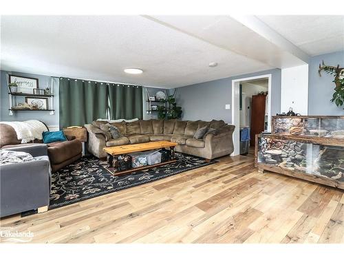 200 Sutherland Street N, Stayner, ON - Indoor Photo Showing Living Room