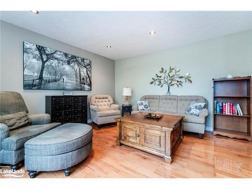 3 Anne Street, Penetanguishene, ON - Indoor Photo Showing Living Room