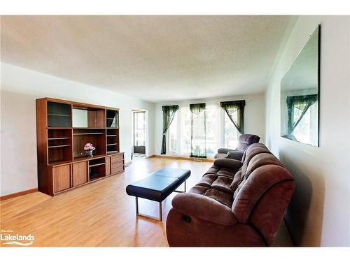 221 John Street, Stayner, ON - Indoor Photo Showing Living Room