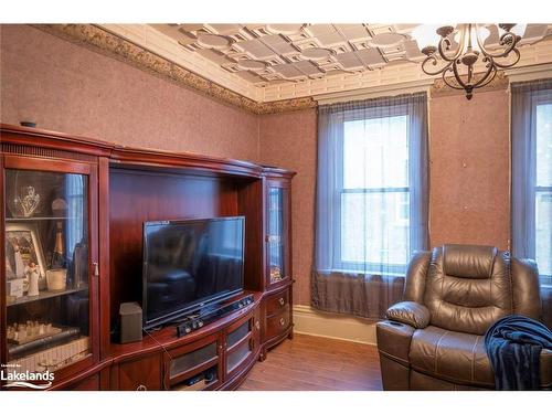 211 Huron Street, Stayner, ON - Indoor Photo Showing Living Room