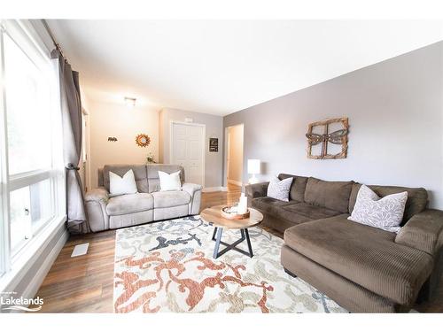 29 Shaw Street, Elmvale, ON - Indoor Photo Showing Living Room