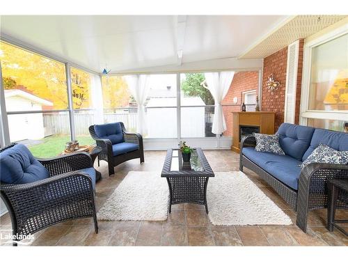 29 Shaw Street, Elmvale, ON - Indoor Photo Showing Living Room