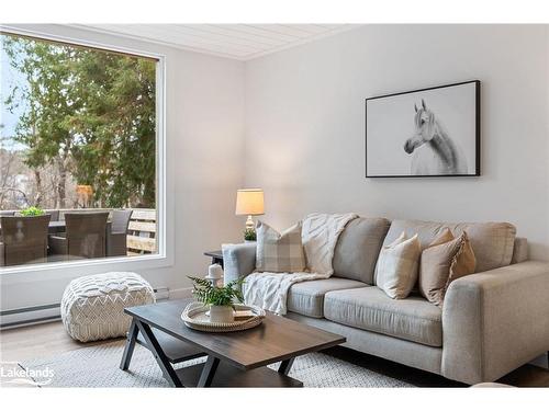 233 Hiram Street, Bracebridge, ON - Indoor Photo Showing Living Room