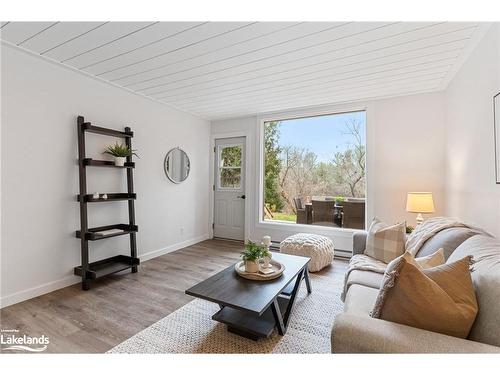 233 Hiram Street, Bracebridge, ON - Indoor Photo Showing Living Room