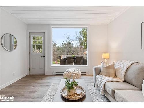 233 Hiram Street, Bracebridge, ON - Indoor Photo Showing Living Room