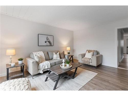 233 Hiram Street, Bracebridge, ON - Indoor Photo Showing Living Room