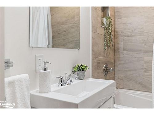 233 Hiram Street, Bracebridge, ON - Indoor Photo Showing Bathroom