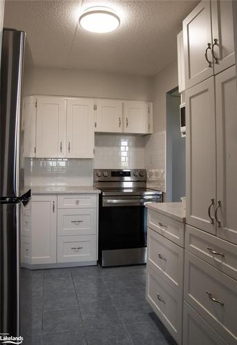 403-460 Ontario Street, Collingwood, ON - Indoor Photo Showing Kitchen