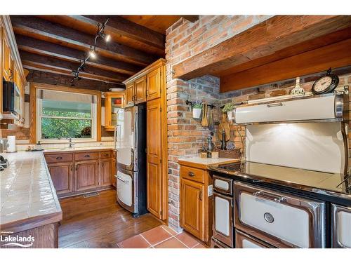 587318 10Th Sideroad, Mulmur, ON - Indoor Photo Showing Kitchen With Double Sink