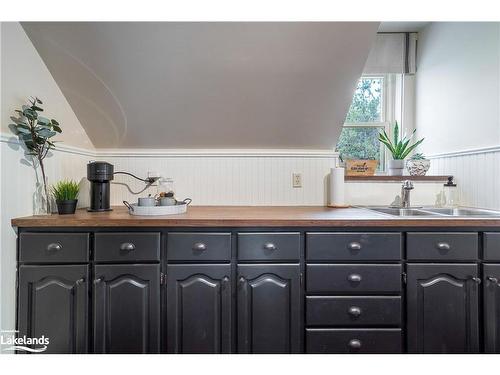 587318 10Th Sideroad, Mulmur, ON - Indoor Photo Showing Kitchen With Double Sink