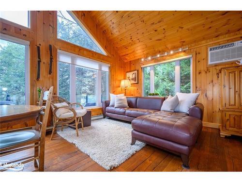 1163 Parkers Point Road, Gravenhurst, ON - Indoor Photo Showing Living Room