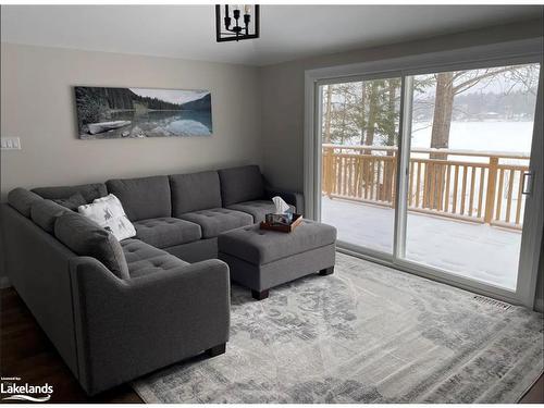 1101 Conservation Rd, Gravenhurst, ON - Indoor Photo Showing Living Room