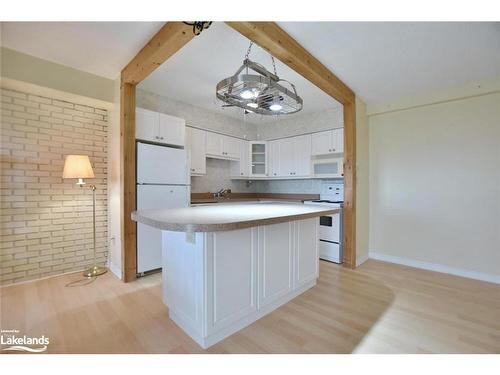 509-460 Ontario Street, Collingwood, ON - Indoor Photo Showing Kitchen