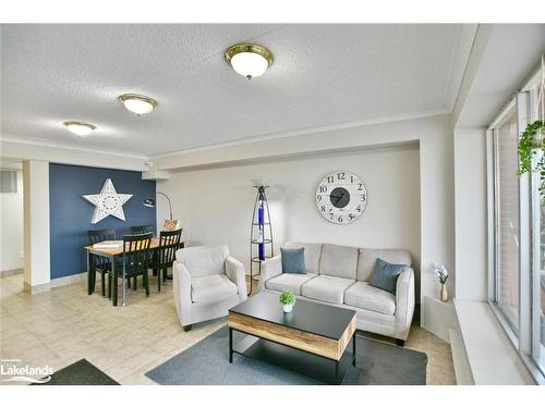 509-460 Ontario Street, Collingwood, ON - Indoor Photo Showing Living Room