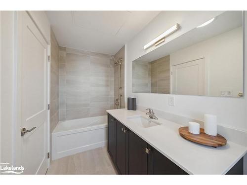 9-19B West Street, Kawartha Lakes, ON - Indoor Photo Showing Bathroom