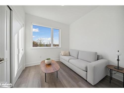 9-19B West Street, Kawartha Lakes, ON - Indoor Photo Showing Living Room